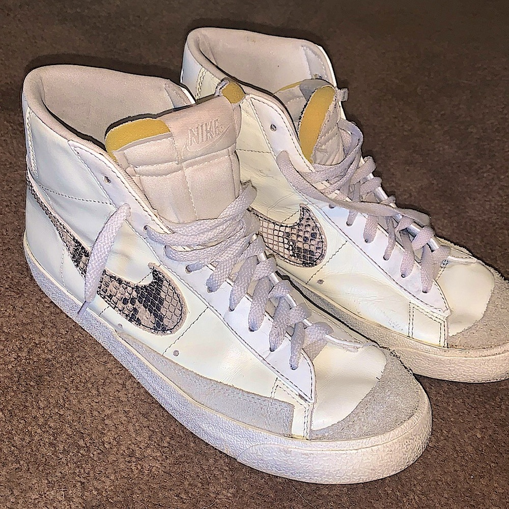 NIKE BLAZERS SIZE 8.5🥰🥰
